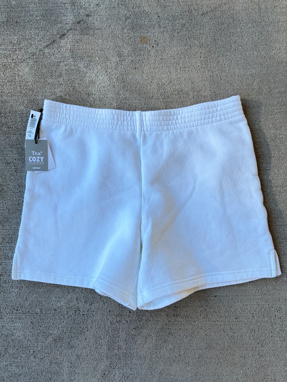 Aritzia TNA cozy perfect 5” white fleece sweat shorts athletic bottoms lounge MD